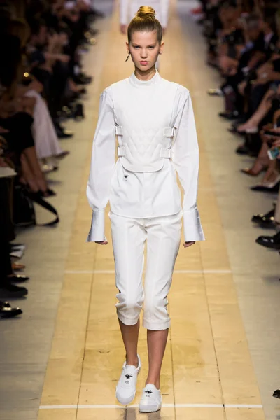 Look 3